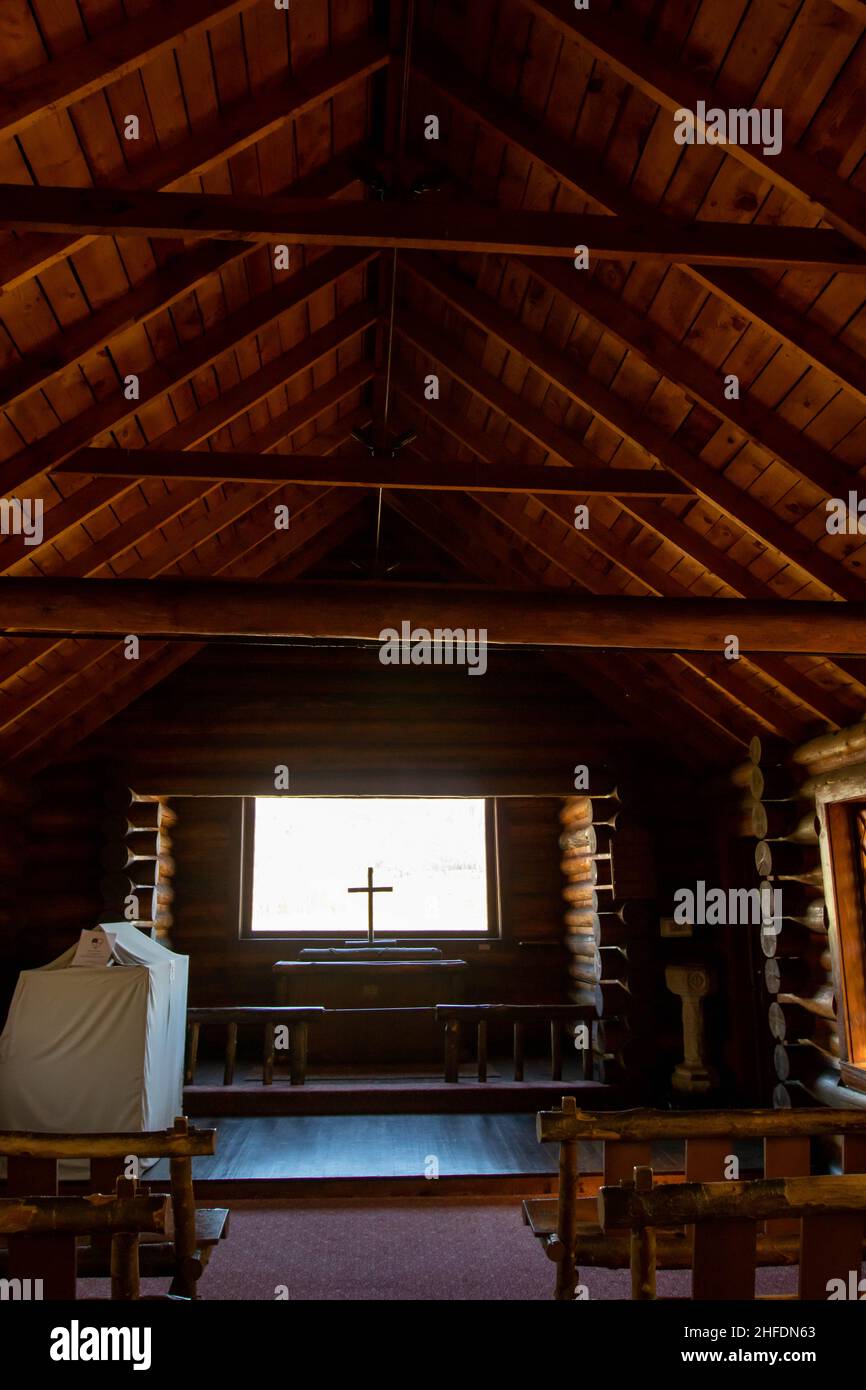 Im Inneren der Kapelle der Verklärung Episcopal Curch in Jackson Hole, Wyoming im Mai, vertikal Stockfoto