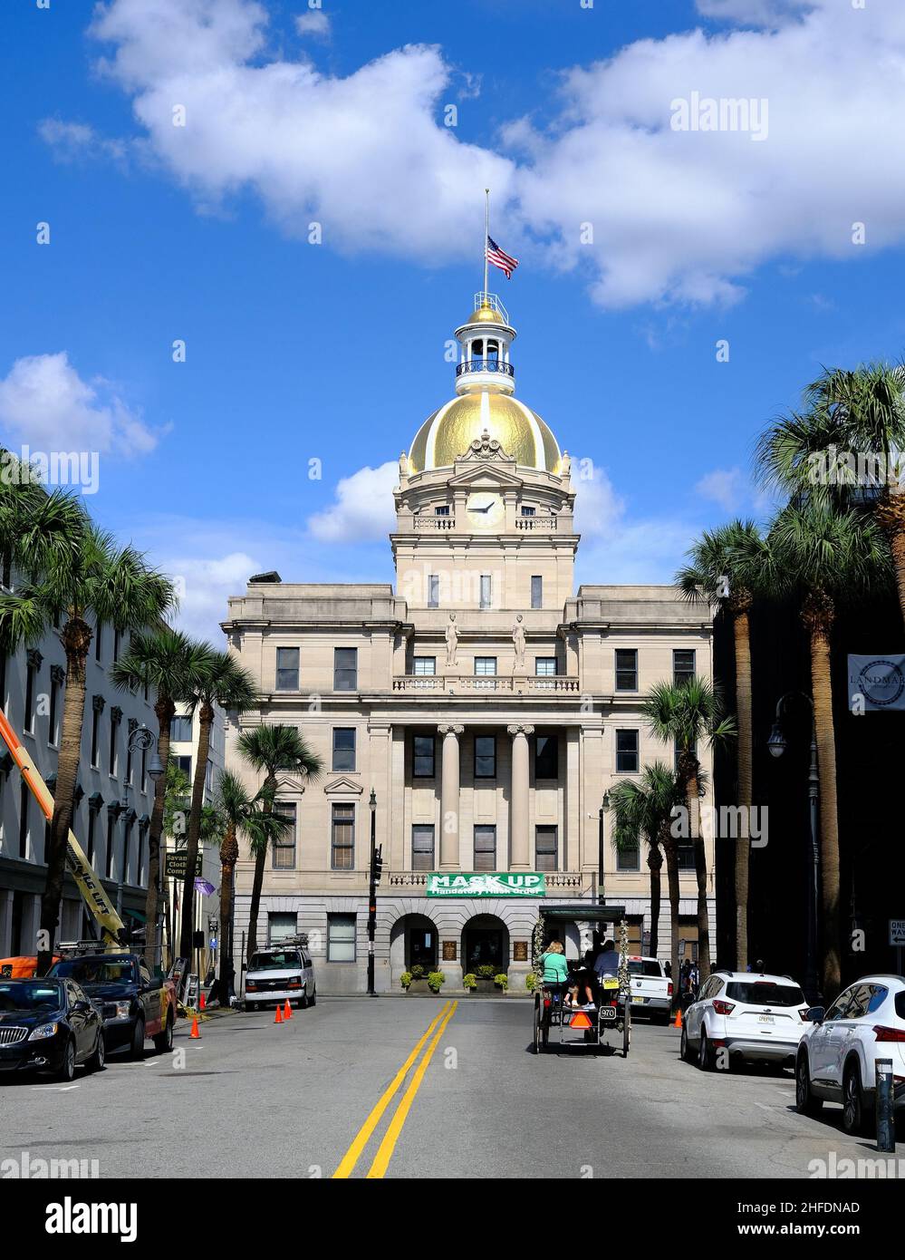 Horse and Buggy zum Savannah City Hall Stockfoto