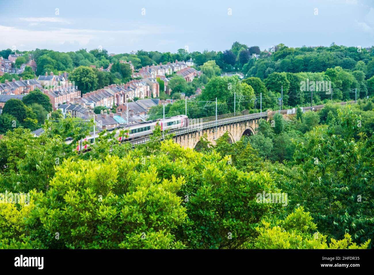 Ein erhöhtes Foto von Durham, das das Viadukt von Durham Rail beim Verlassen des Bahnhofs von Durham City zeigt Stockfoto