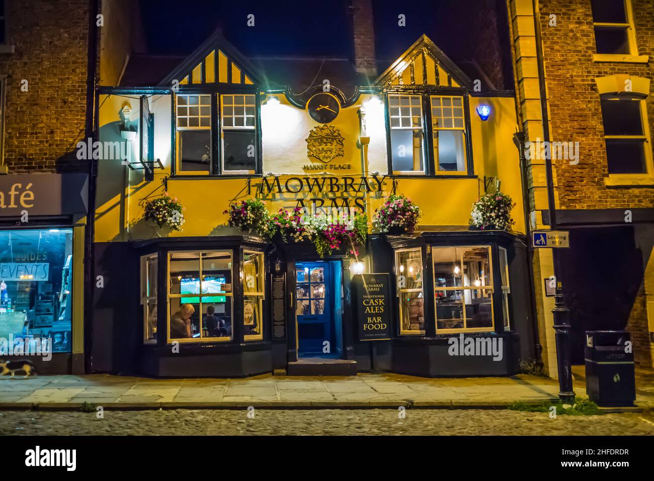 Das Mowbray Arms Public House und Restaurant in der Nacht in Thirsk, North Yorkshire Stockfoto