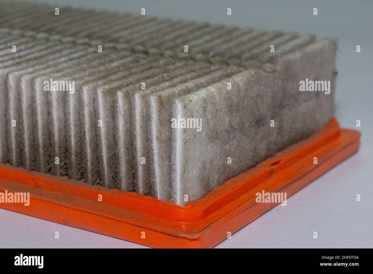 Der Motorluftfilter von Nissan oder Renault ist mit Schmutz und Ruß verstopft, sodass genügend Luft durchgelassen werden kann und die Entwicklung von Standardpulver nicht möglich ist Stockfoto