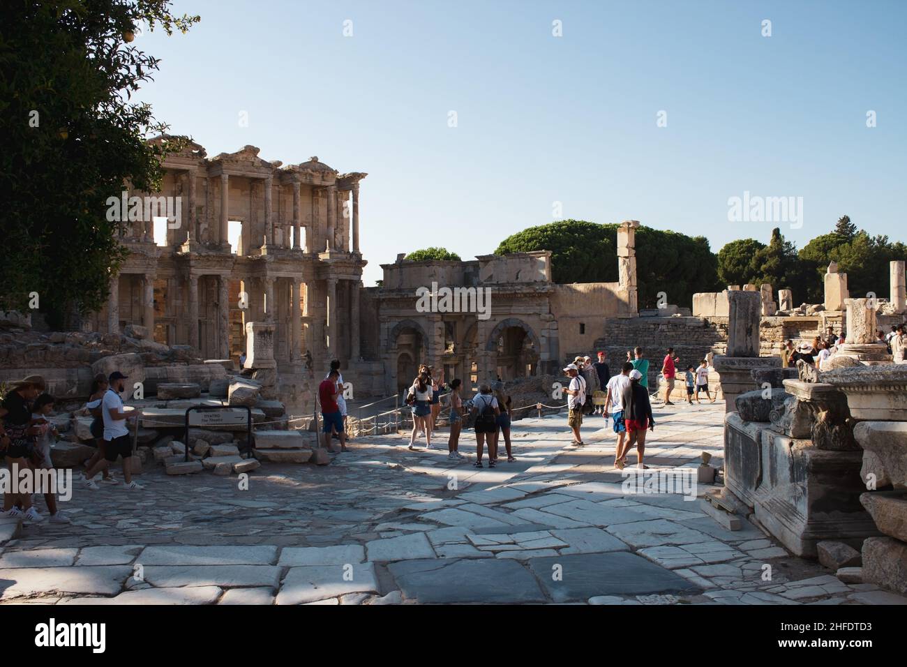Izmir, Selcuk, Türkei - 30. August 2021: Bibliothek von Celsus in Ephesus. Die antike Stadt Ephesus in Izmir. Ruinen des römischen Reiches Stockfoto