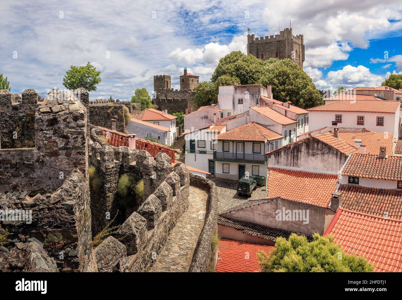 Außenmauern und Häuser der Zitadelle von Bragança in Portugal, mit der Burg im Hintergrund zu halten. Stockfoto