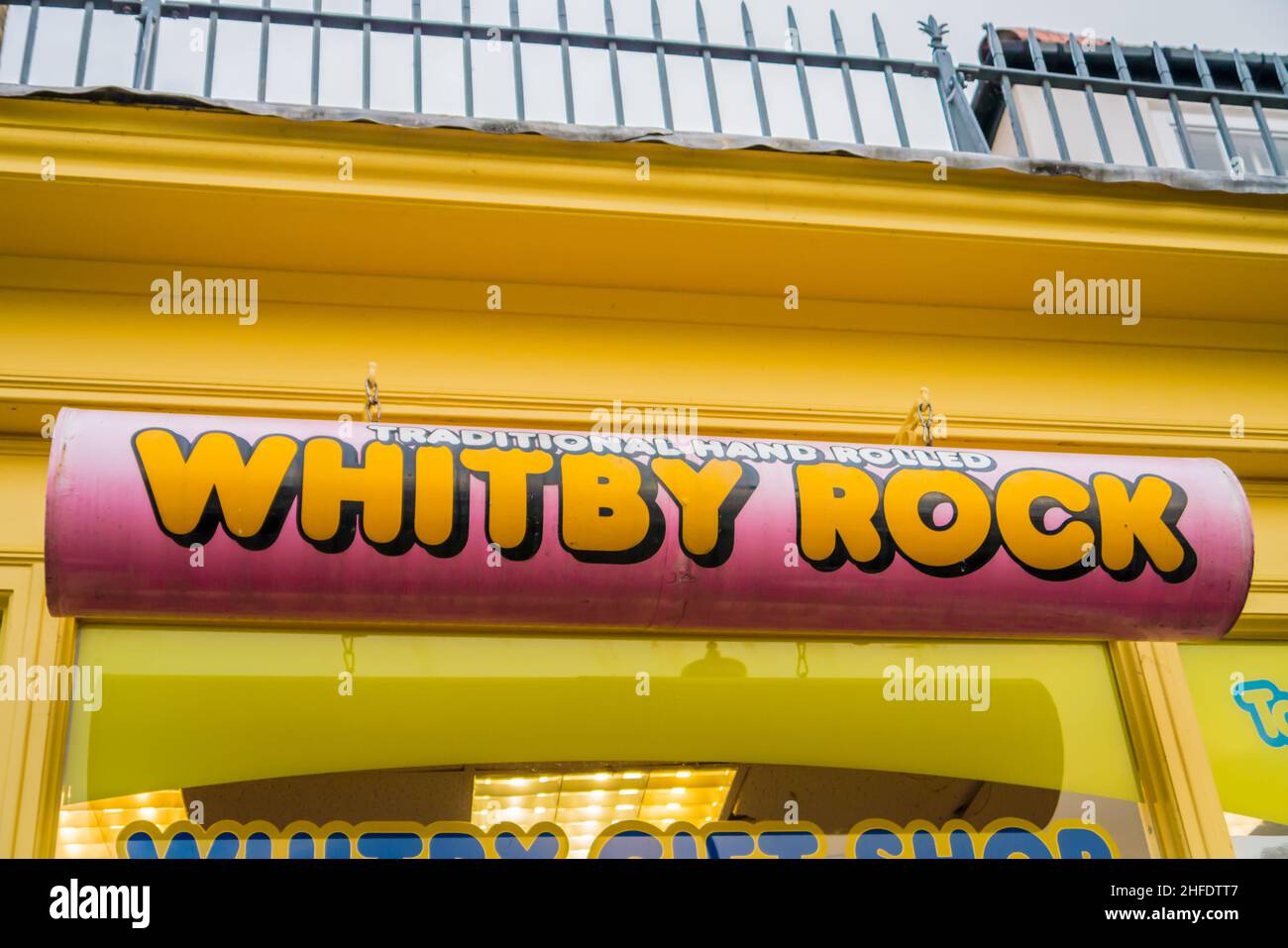 Ein Novelty Candy Rock Shop Schild über der Tür eines Candy Rock Stores in Whitby, North Yorkshire Stockfoto