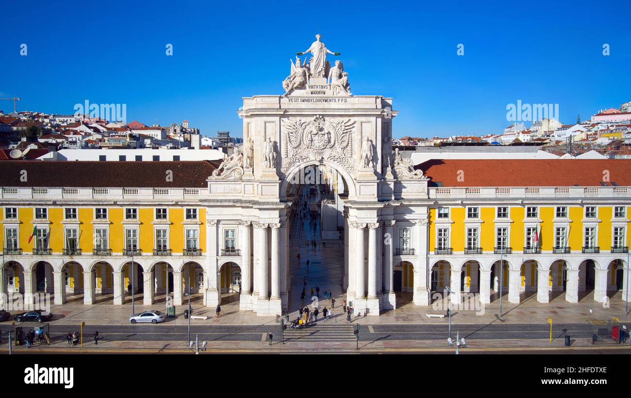 Luftdrohnenansicht des Augusta Street Arch vom Commerce Square in Lissabon, Portugal. Sonniger Tag mit blauem Himmel. Stockfoto