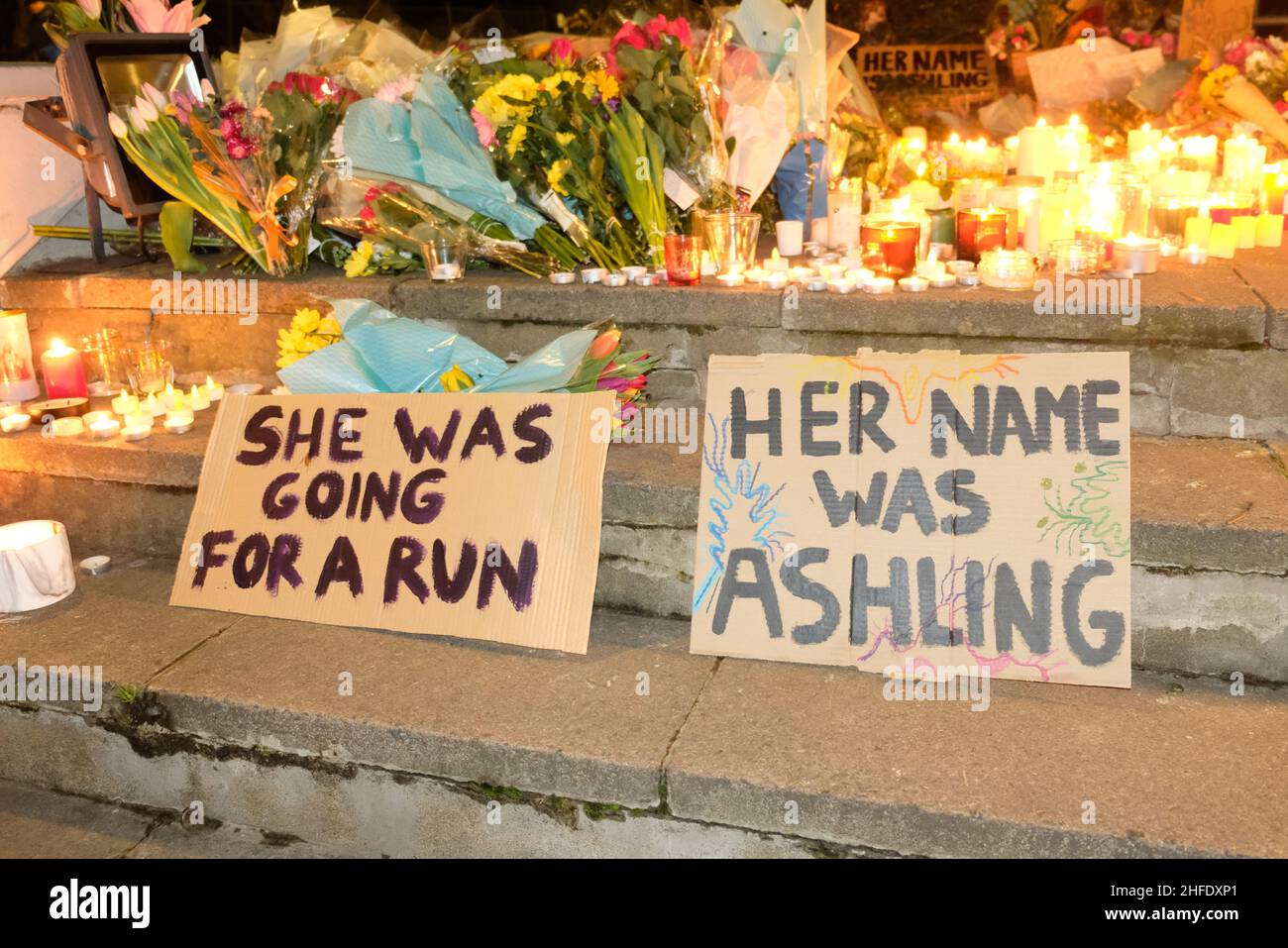 London, Großbritannien, 15th. Januar 2022. Vor dem London Irish Centre in Camden Town wurden Blumengebete und Kerzen für die 23-jährige ermordete Schullehrerin Ashling Murphy nach einer Mahnwache hinterlassen, die am späten Nachmittag stattfand, an der Hunderte - eine von vielen in ganz Großbritannien und Irland - teilnahmen. Ashling joggte am Mittwoch entlang einer Kanalbank in Tullymore, County Offaly in Irland, als sie bei hellem Tageslicht tödlich angegriffen wurde. Kredit: Elfte Stunde Fotografie/alamy Live Nachrichten Stockfoto