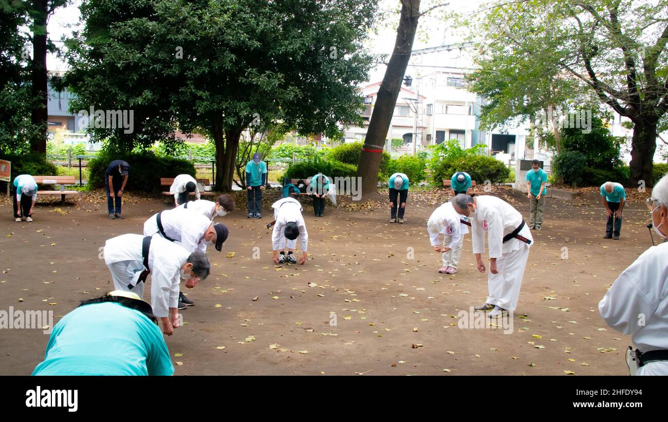Ältere asiatische Menschen praktizieren Tai Chi im öffentlichen Park Stockfoto