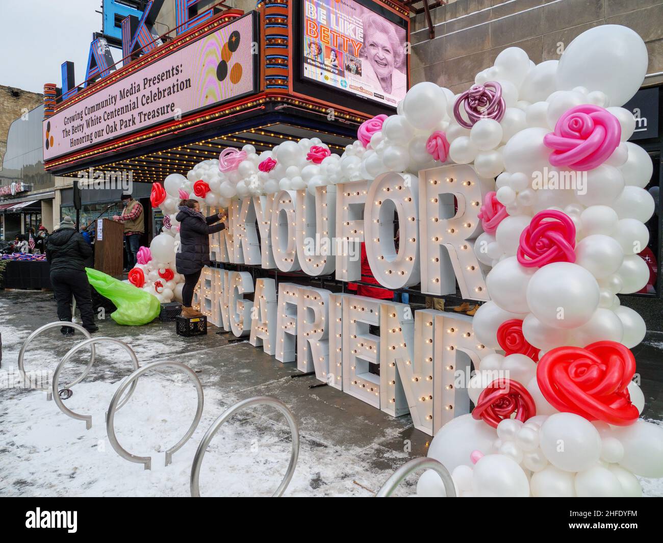 Oak Park, Illinois, USA. 15th. Januar 2022. Die Geburtsstätte der verstorbenen Betty White feiert ihre Erinnerung zwei Tage vor ihrem 100th. Geburtstag. Ein Arbeiter bringt letzten Schliff auf ein Display mit der Aufschrift „Thank you for being a Friend“, dem Titel des Titelliedes der Fernsehsendung „Golden Girls“. Stockfoto