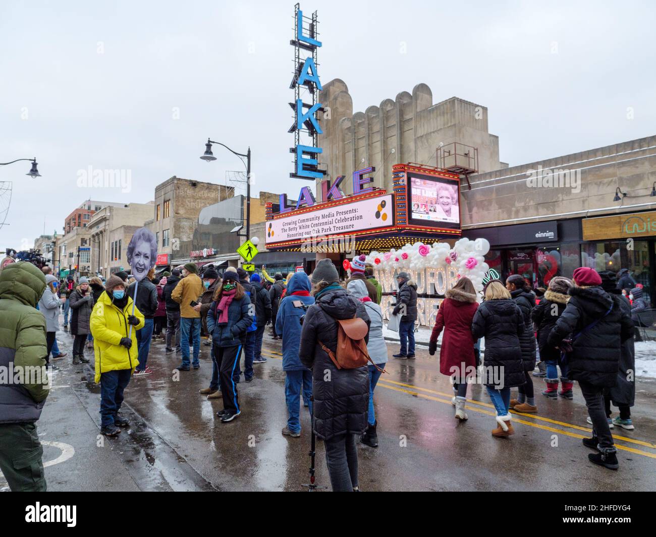 Oak Park, Illinois, USA. 15th. Januar 2022. Die Geburtsstätte der verstorbenen Betty White feiert ihre Erinnerung zwei Tage vor ihrem 100th. Geburtstag. Vor dem Lake Theater versammelt sich eine Menschenmenge. Stockfoto