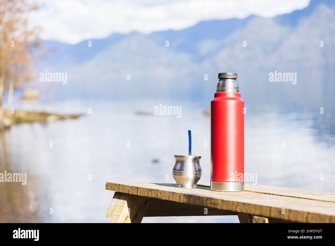 Mate und eine Thermo voll heißem Wasser bereit, in einer natürlichen Umgebung zu trinken. Lateinisches Getränk. Stockfoto