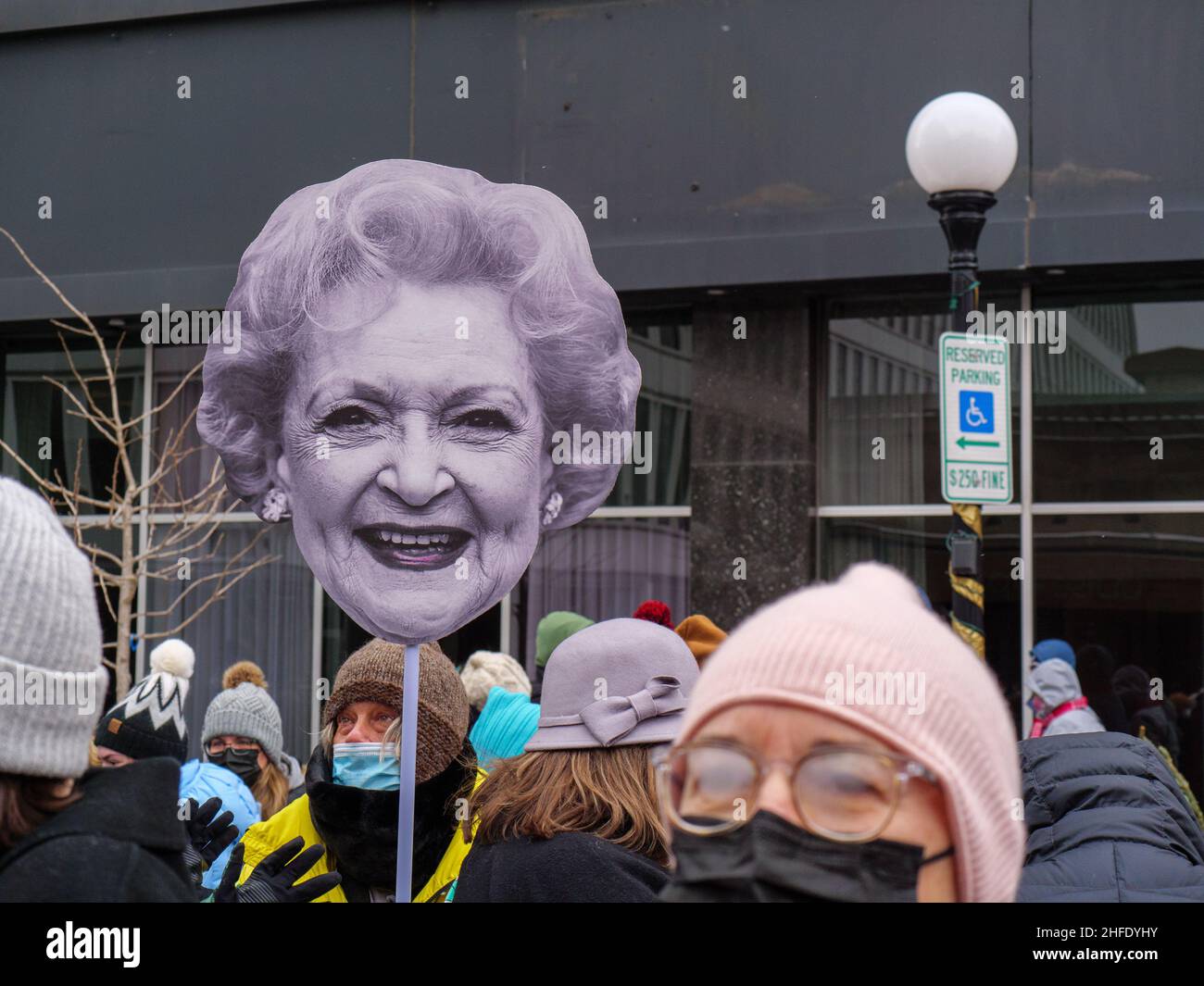 Oak Park, Illinois, USA. 15th. Januar 2022. Die Geburtsstätte der verstorbenen Betty White feiert ihre Erinnerung zwei Tage vor ihrem 100th. Geburtstag. Ein Teilnehmer hält einen großen Betty White Kopf aus Pappe. Stockfoto