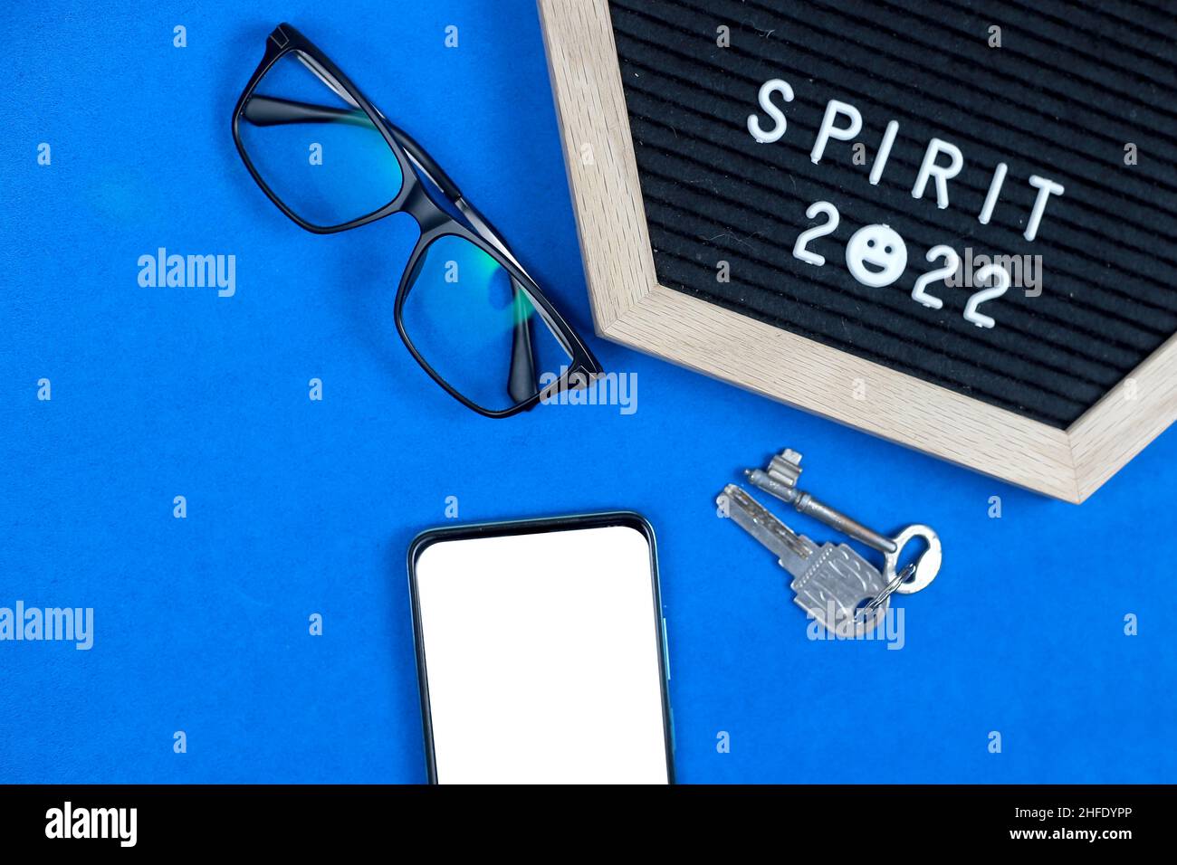 Sonnenbrillen, Hausschlüssel, Smartphone und blaue Hintergrundzitate Stockfoto