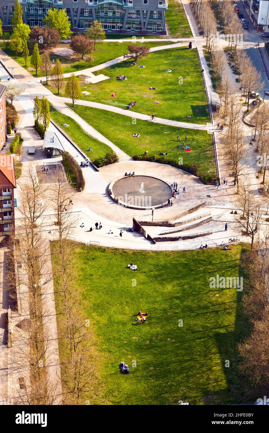 Stadtbild von Hamburg vom berühmten Michaelis-Turm mit Blick auf die Stadt und den Hafen Stockfoto