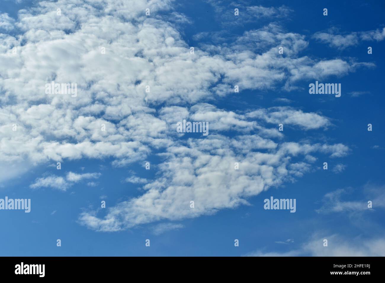 Blauer Himmel mit weißen Wolken. Hintergrund. Stockfoto
