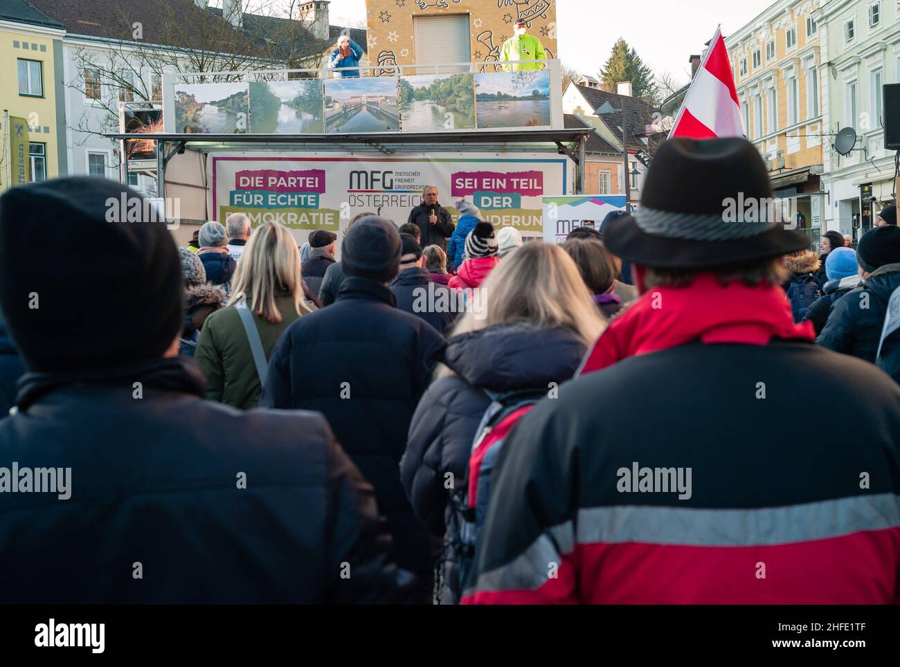 Amstetten, Österreich - Januar 15 2022: Demonstration oder Protest der MFG Menschen Freiheit Grundrechte Partei gegen die vorgeschriebene Covid-19-Impfung Stockfoto