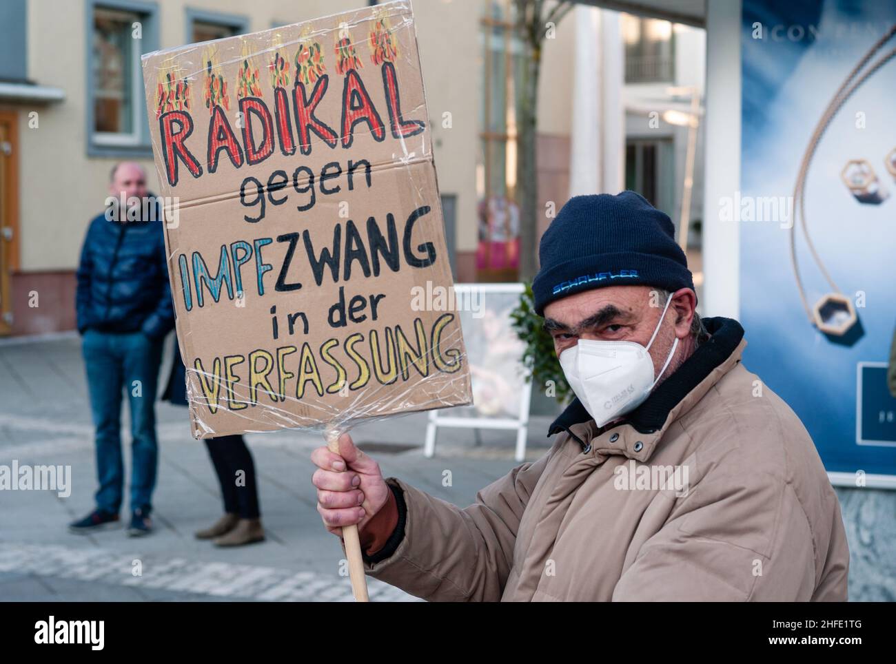 Amstetten, Österreich - Januar 15 2022: Protestierende Holding unterschreiben bei Demonstration oder Protest der MFG Menschen Freiheit Grundrechte Partei gegen Pflicht Stockfoto