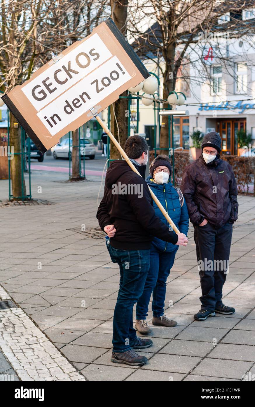 Amstetten, Österreich - 15 2022. Januar: Protestierende unterschreiben bei Demonstration oder Protest der MFG Menschen Freiheit Grundrechte Partei gegen Pflicht Stockfoto