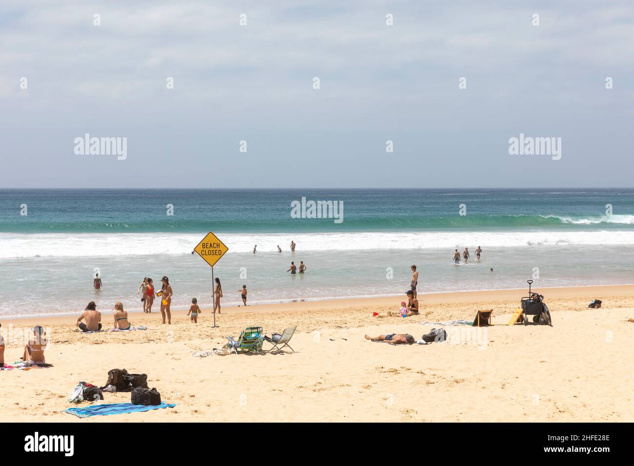 Alle Strände im Gebiet des sydney Northern Beaches council wurden heute aufgrund der Tsunami-Warnungen an Australiens Ostküste geschlossen. Auf dem Foto wurden am Manly Beach in Sydney Schilder aufgestellt, die nicht von allen eingehalten wurden. Credit Martin Berry @ alamy Live Nachrichten. Stockfoto