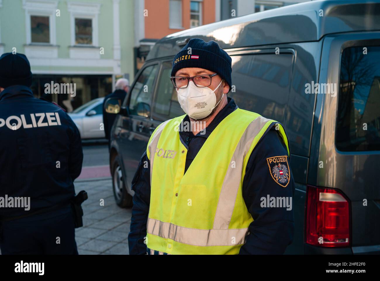 Amstetten, Österreich - Januar 15 2022: Österreichischer Polizeibeamter trägt Covid-19 OP-Maske FFP2 Bekämpfung des Protests gegen obligatorische Impfung Stockfoto