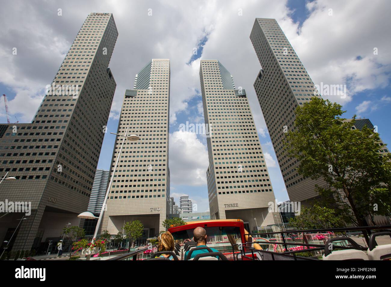 Offene Bustour mit Besichtigung der Büros von Geschäftsgebäuden in Suntec City aus der Perspektive von unten nach oben. Singapur. Januar 2022. Stockfoto