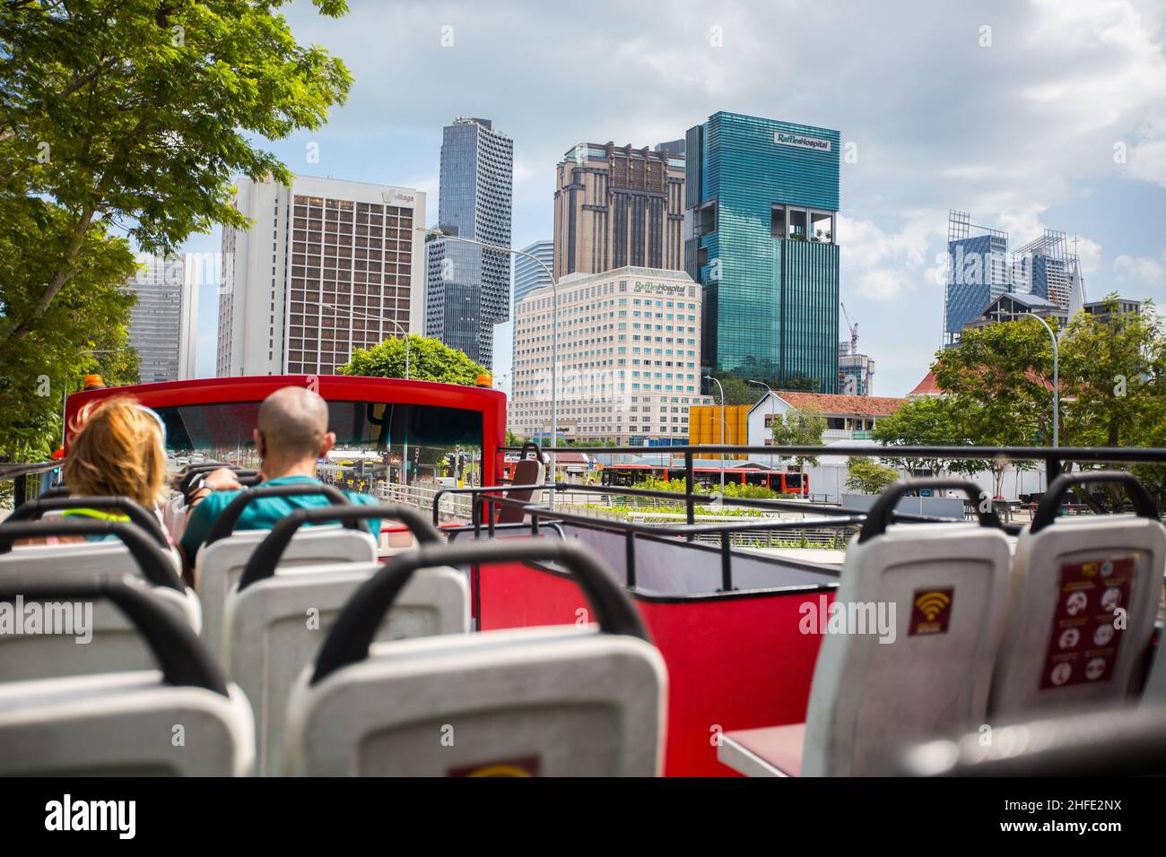 Offener Reisebus, der durch die Innenstadt von Singapur fährt, Januar 2022. Stockfoto