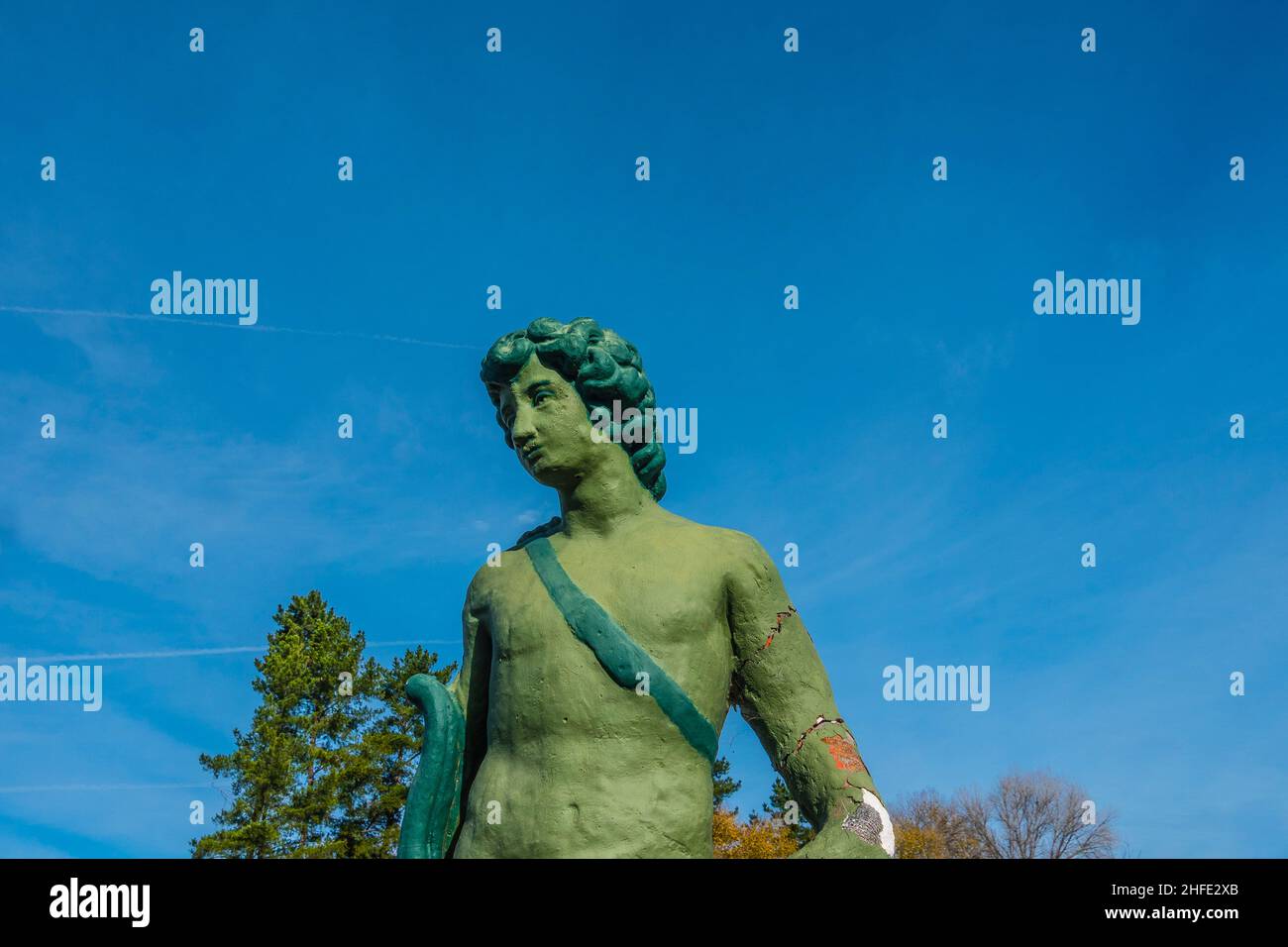 Eine junge männliche Bogenschützenstatue von Apollo, die als Theaterstütze verwendet wurde. Stockfoto