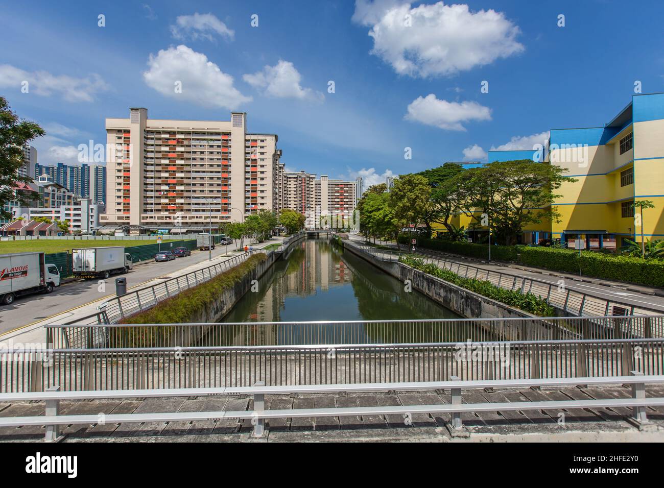 Gateway Plaza Rochor Canal, ein Stück sauberen Flusses kann gesehen werden. Die Anwohner können auch den Spaziergang entlang des dafür vorgesehenen Gehweges genießen. Singapur. Stockfoto