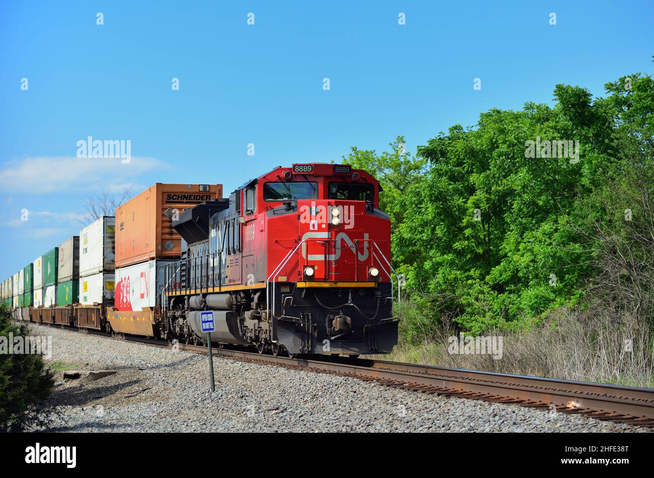 Wayne, Illinois, USA. Eine Lokomotive der Canadian National Railway führt einen intermodalen Güterzug in südlicher Richtung durch die nordwestlichen Vororte von Chicago. Stockfoto