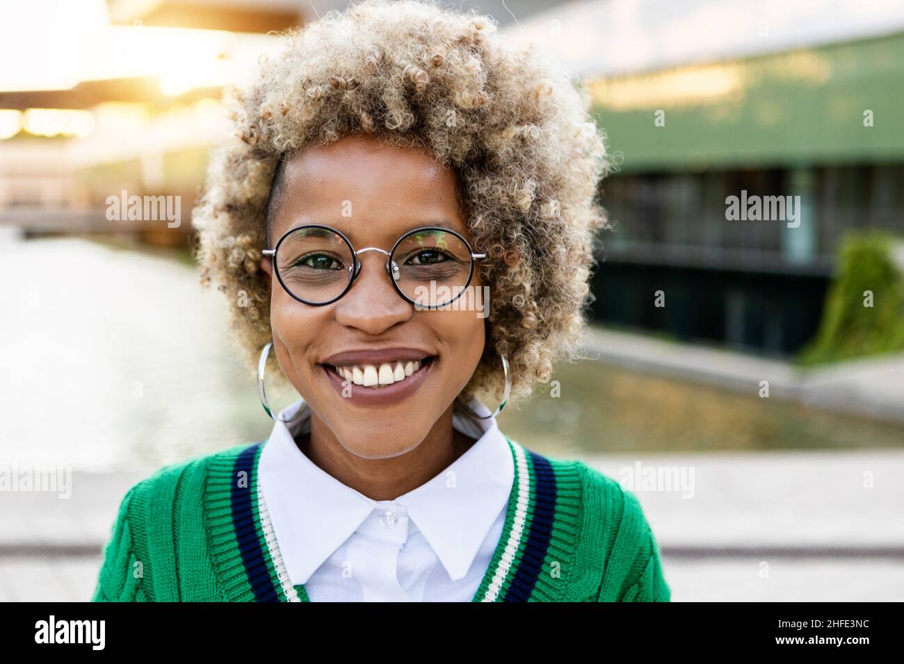 Porträt einer jungen lateinamerikanischen Frau mit afro-Frisur und Blick auf die Kamera Stockfoto