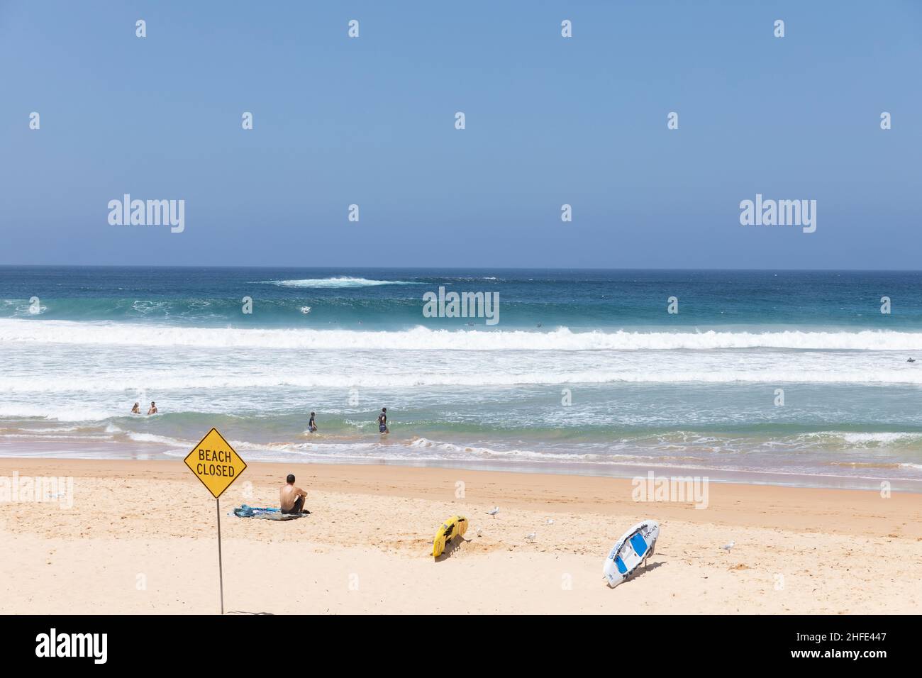 Manly Beach Sydney ist wegen Tsunami-Warnung geschlossen, Menschen ignorieren die Schließung und besuchen den Strand, Sydney, Australien Stockfoto