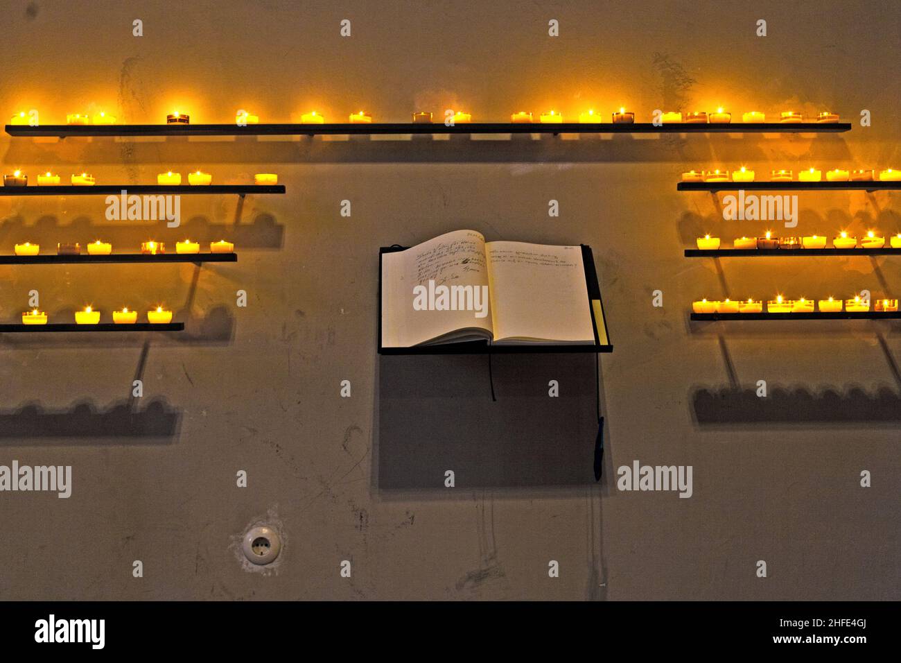 Wünsche sind im Buch in der Kapelle niedergeschrieben Stockfoto