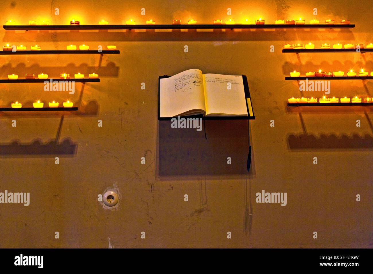 Wünsche sind im Buch in der Kapelle niedergeschrieben Stockfoto