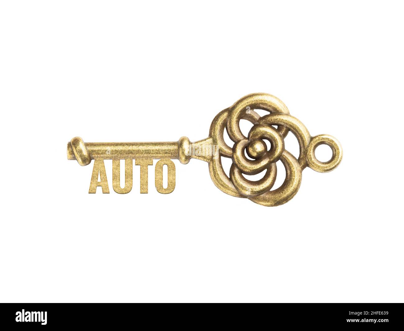Antike Bronzeschlüssel mit Wort Auto auf weißem Hintergrund isoliert. Konzept Möglichkeit und Kapazität Stockfoto
