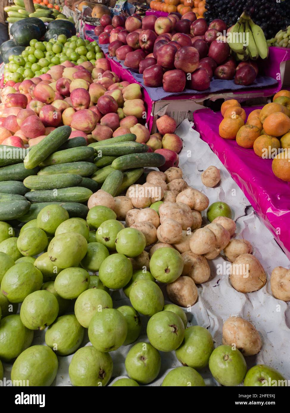 Winterfrüchte, die im Einzelhandelsgeschäft für den Verkauf in bengalen indien aufbewahrt werden. kul oder indische Jujube oder indische Pflaumen, Gurken und andere saisonale Früchte werden zusammen gehalten Stockfoto