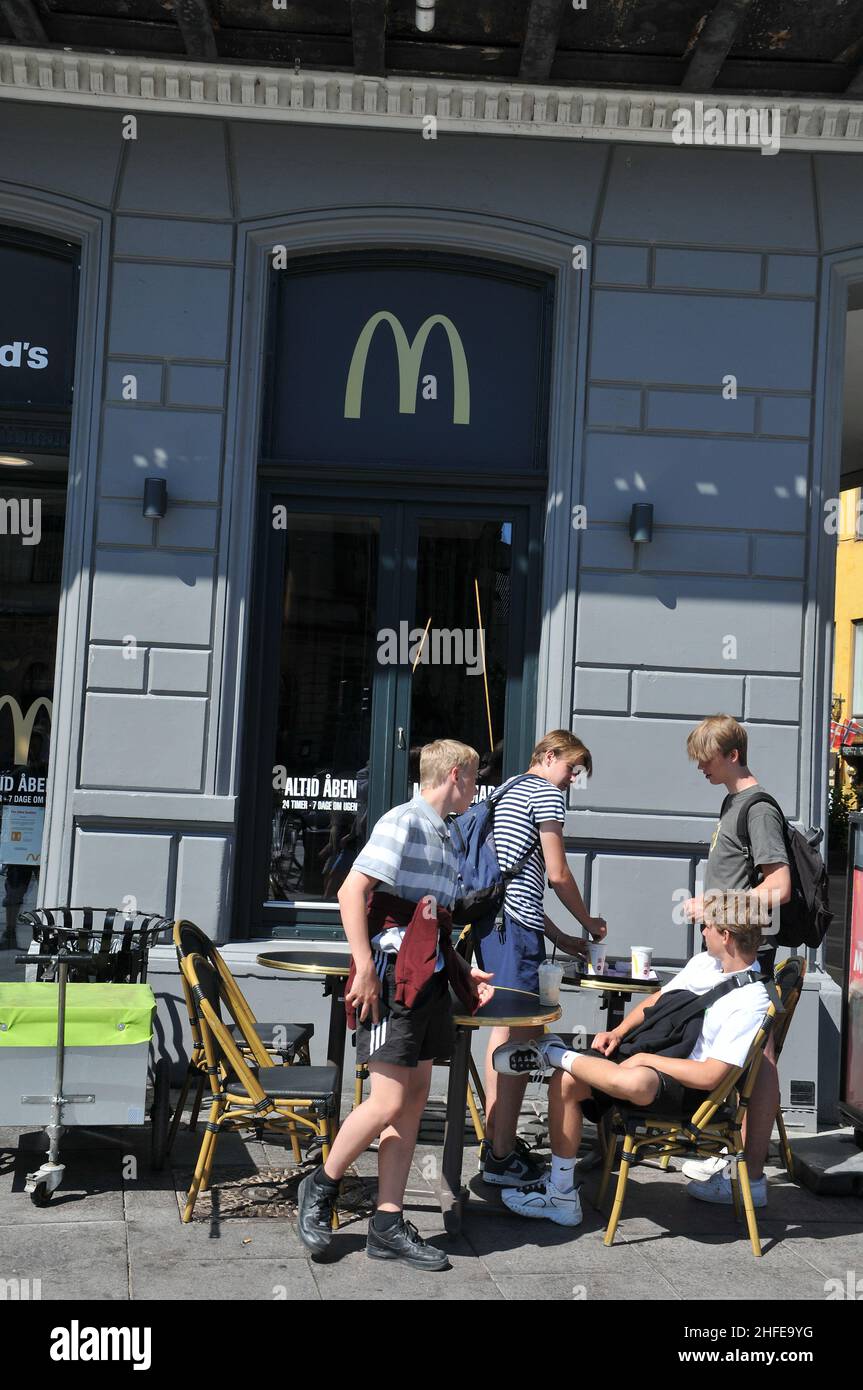 Kopenhagen, Dänemark, 18. Juni 2020/Dänen Genießen Sie Essen in Cafés und Restaurants und genießen Sie einen Tag auf dem Wasser, indem Sie mit Booten in Christianhavn Canal dueint corona Virus pandemic /covid-19 in Dänemark segeln (Foto..Francis Dean/DeanPictures) Stockfoto