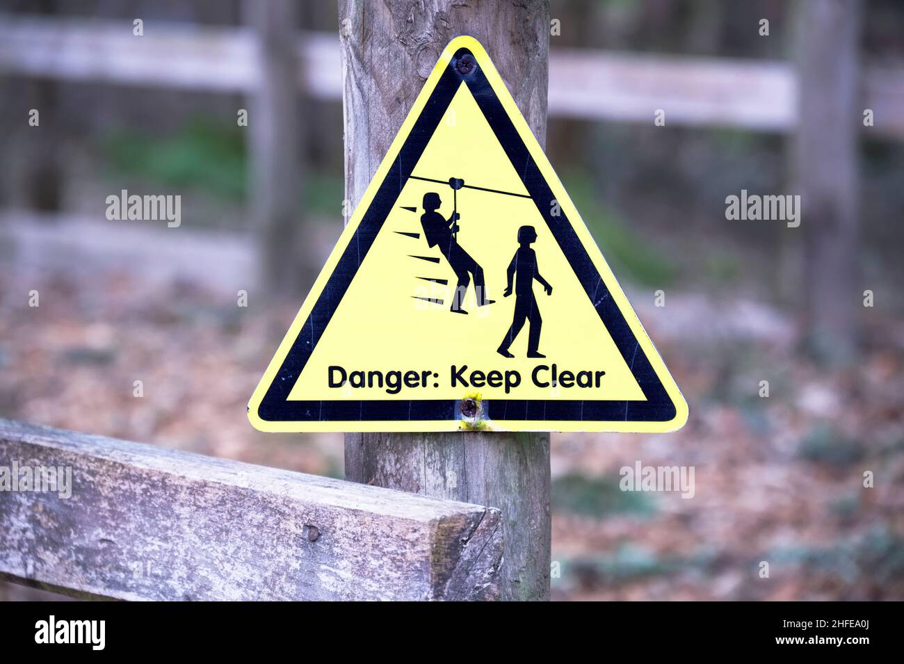 Abenteuer Spielplatz Gefahr und Risiko Zeichen am Zaun Stockfoto