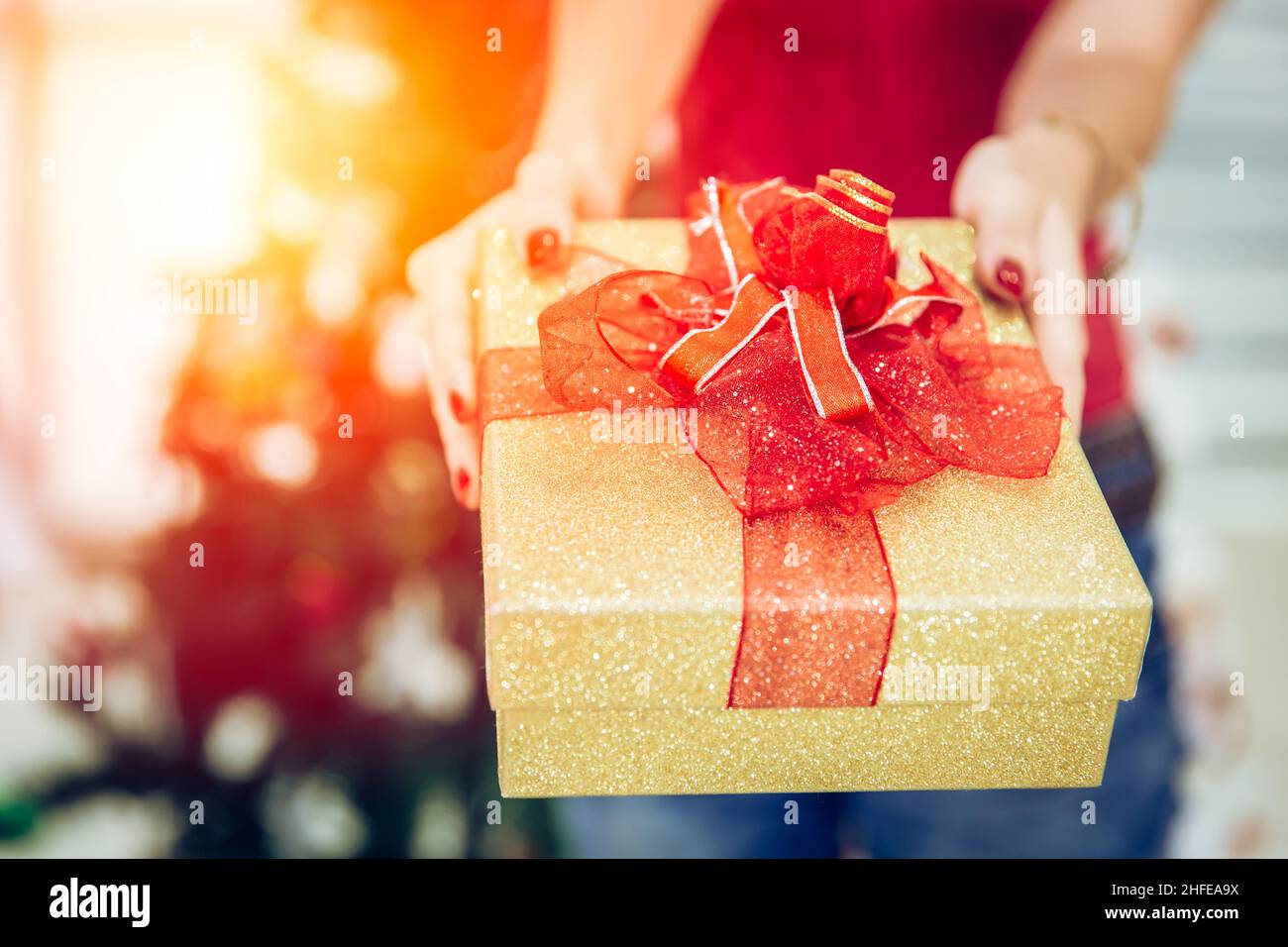 Closeup Mädchen Hand geben Luxus Gold Geschenk-Box für die Feier des neuen Jahres. Stockfoto