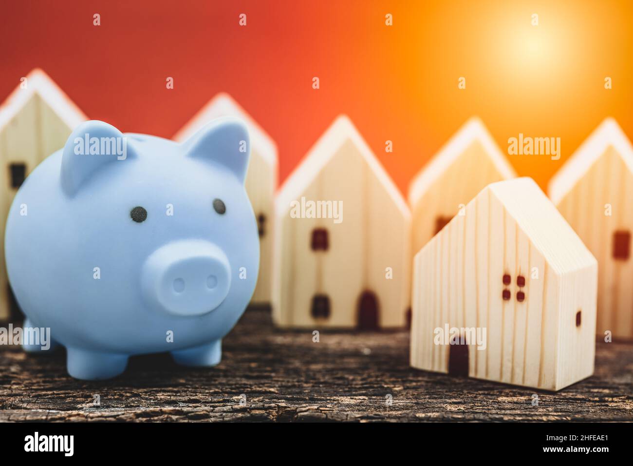 Home mit Sparschwein für Geld sparen für Hauseinkommen und Kosten sparen Konzept Stockfoto