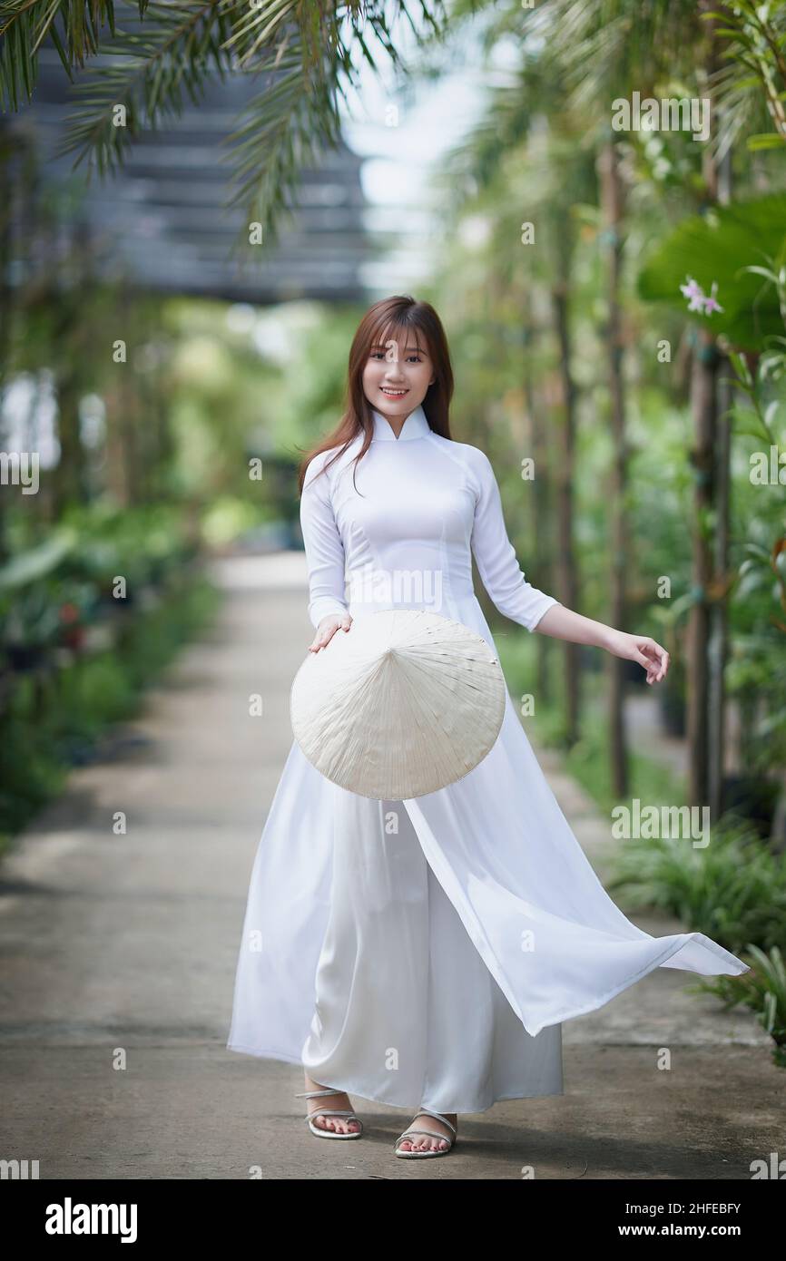 Ho Chi Minh City, Vietnam: Portrait Frauen in weiß AO dai Vietnam, die Ao dai (langgekleidte Vietnamesin) ist traditionelle Tracht der vietnamesischen Frau Stockfoto