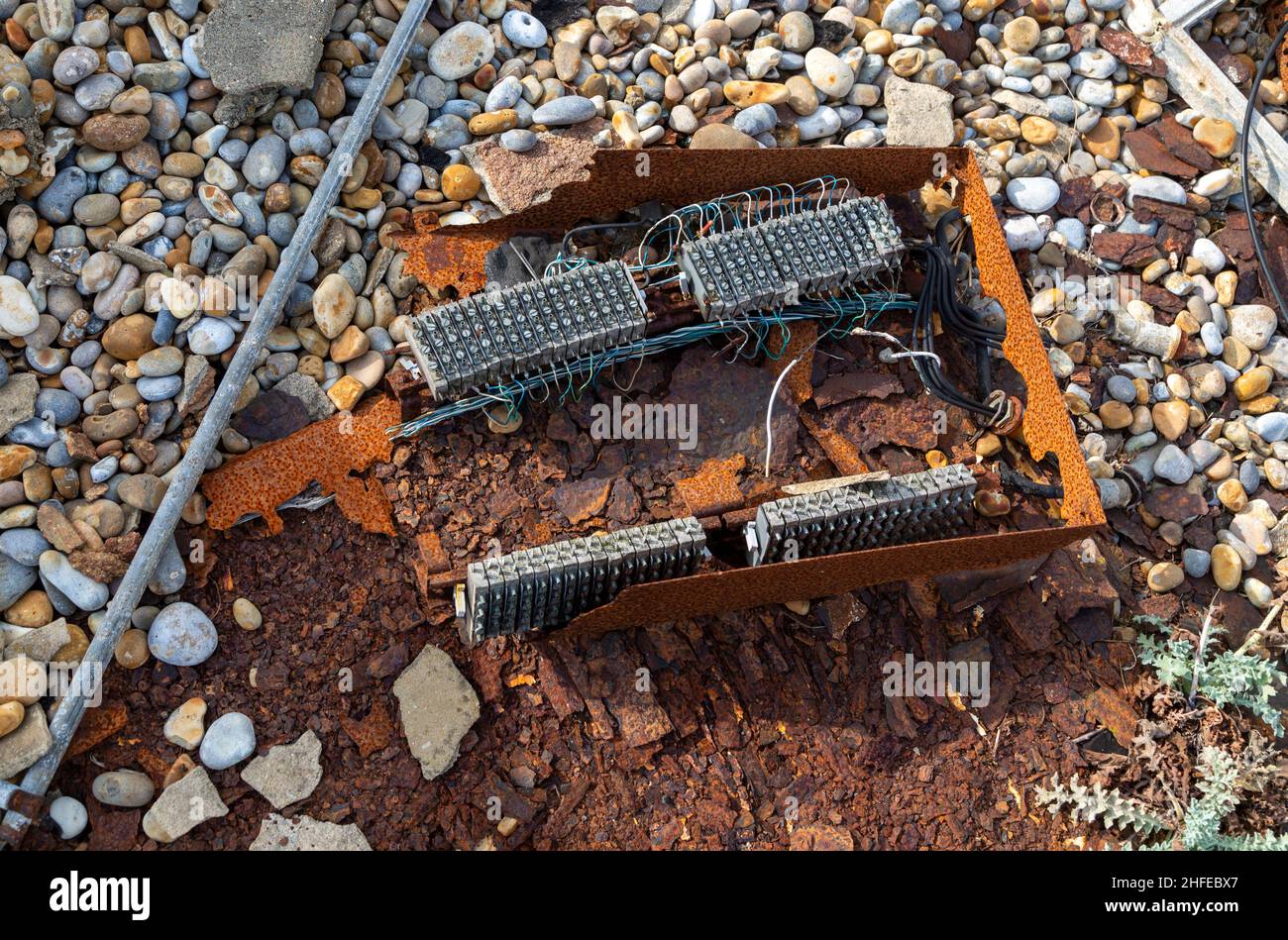 Nahaufnahme von alten rostigen Elektrogeräten, ehemaliges Militärgelände von Orford Ness, Suffolk, England, Großbritannien Stockfoto