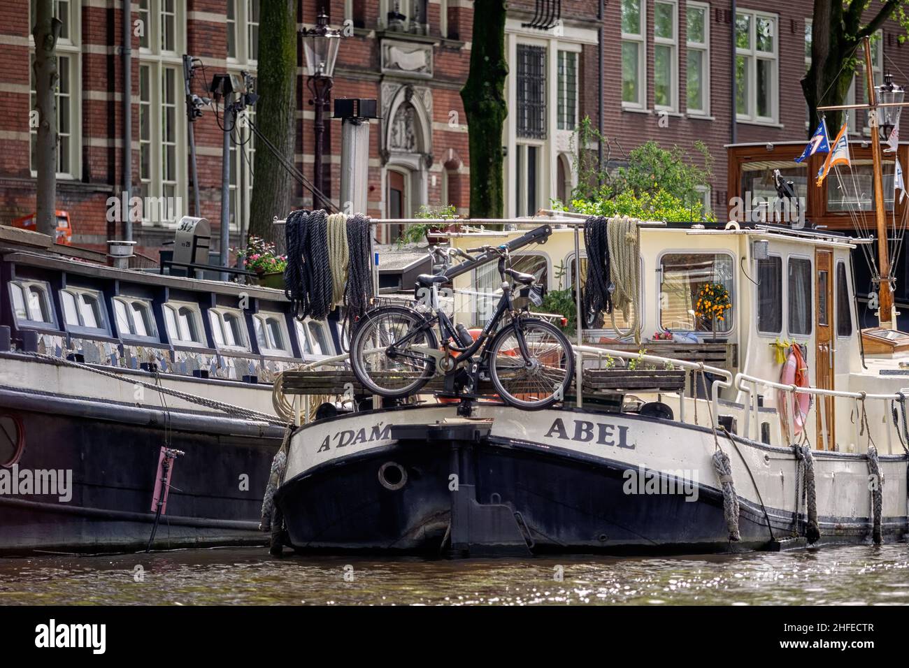 AMSTERDAM, NIEDERLANDE - 01. MAI 2018: Hausboot am Kanal in Amsterdam festgemacht Stockfoto
