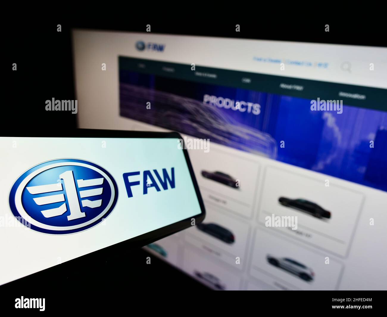 Handy mit Logo des chinesischen Automobilkonzerns FAW Group Corporation auf dem Bildschirm vor der Business-Website. Konzentrieren Sie sich auf die linke Seite des Telefondisplays. Stockfoto