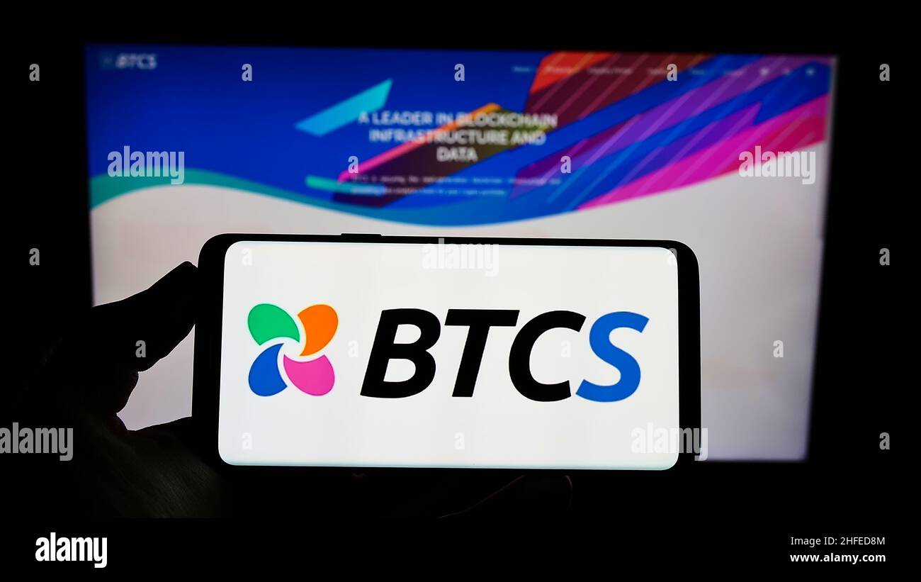 Person, die das Smartphone mit dem Logo des US-Blockchain-Unternehmens BTCS Inc. Auf dem Bildschirm vor der Website hält. Konzentrieren Sie sich auf die Telefonanzeige. Stockfoto