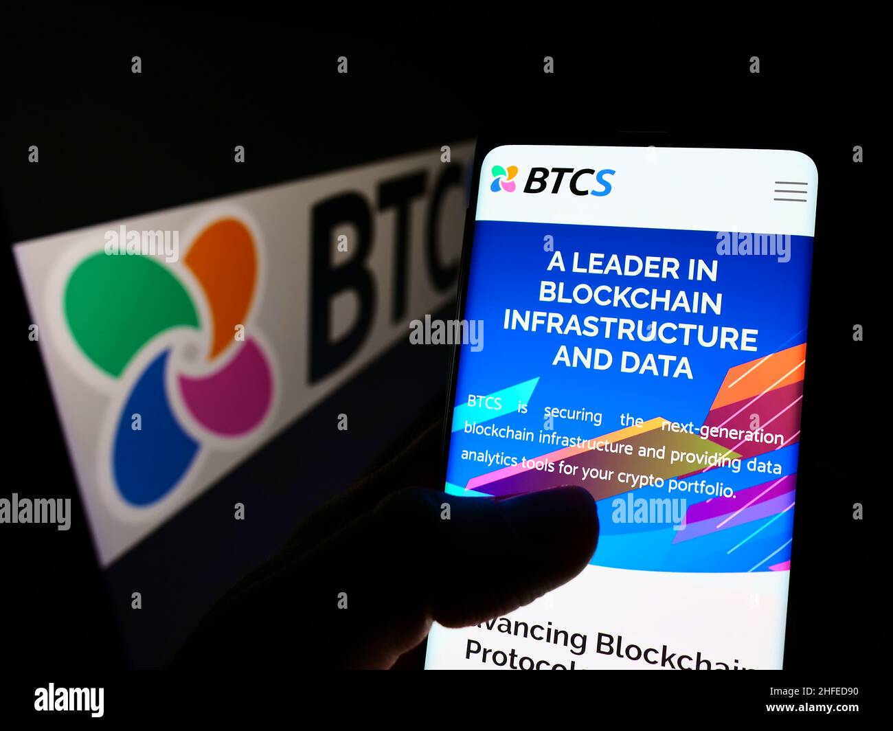 Person, die Smartphone mit der Webseite des amerikanischen Blockchain-Unternehmens BTCS Inc. Auf dem Bildschirm vor dem Logo hält. Konzentrieren Sie sich auf die Mitte des Telefondisplays. Stockfoto