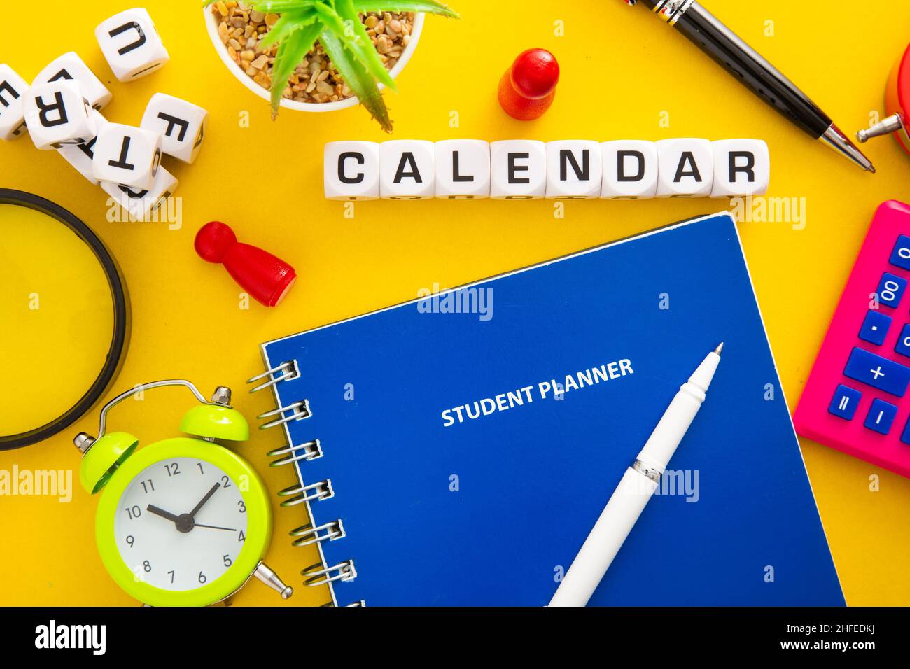 Student Planner auf gelbem Hintergrund Stockfoto