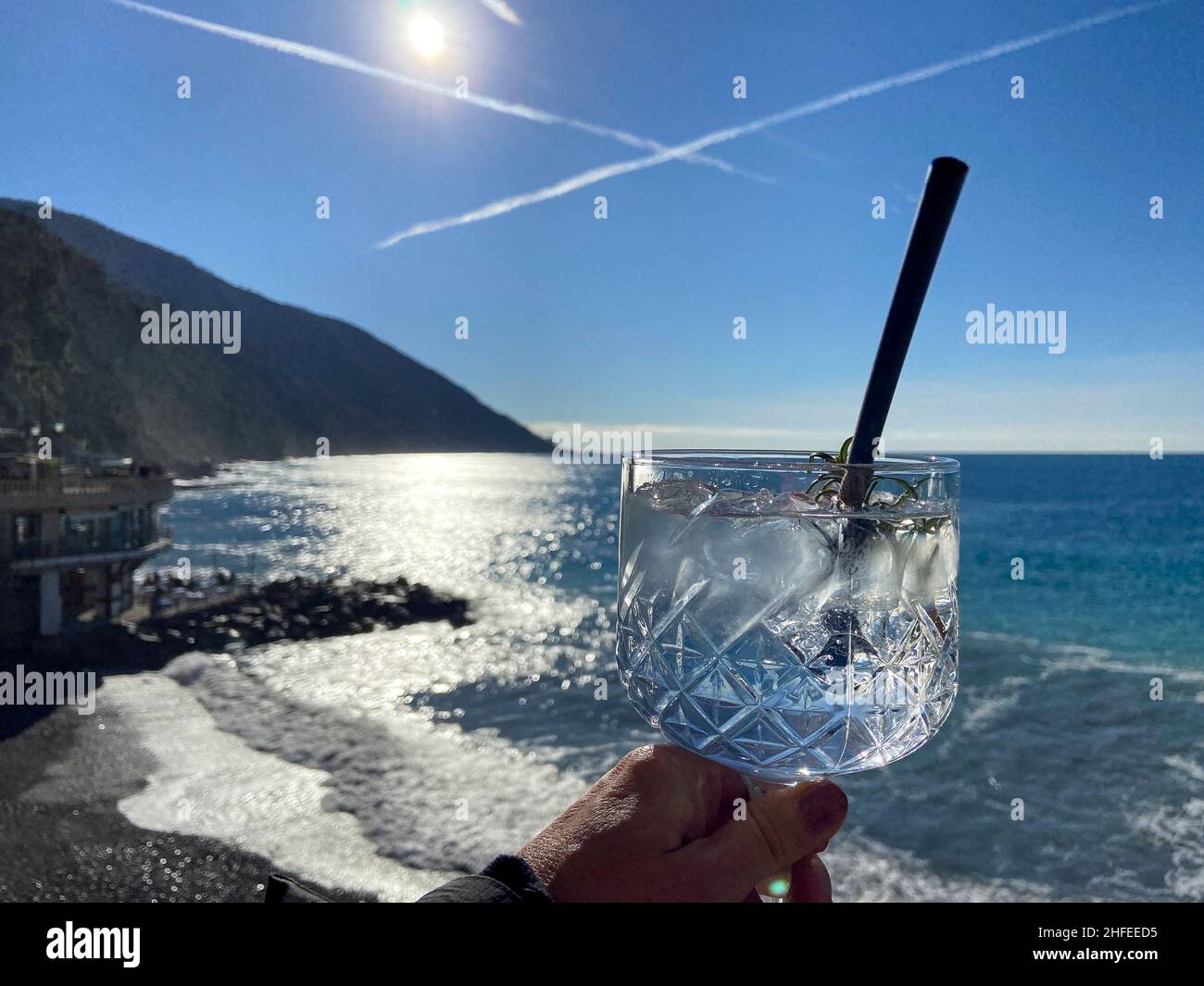 Ein Glas Gin Tonic in der Wintersaison vor dem Meer in Camogli, Geonva Stockfoto