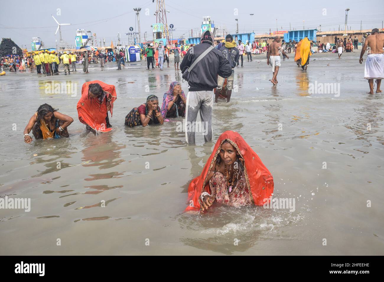 Eifrige Anhänger sahen während der Feier ein Bad im Meer nehmen. Gangasagar ist ein Ort der Hindu-Wallfahrt, wo jedes Jahr am Tag des Makar Sankranti, Hindus versammeln sich, um ein heiliges Bad an der Konvergenz des Flusses Ganga und der Bucht von Bengalen zu nehmen. Nach dem Eintauchen beten alle Pilger im Kapil Muni Tempel. (Foto: Tamal Shee/SOPA Images/Sipa USA) Quelle: SIPA USA/Alamy Live News Stockfoto