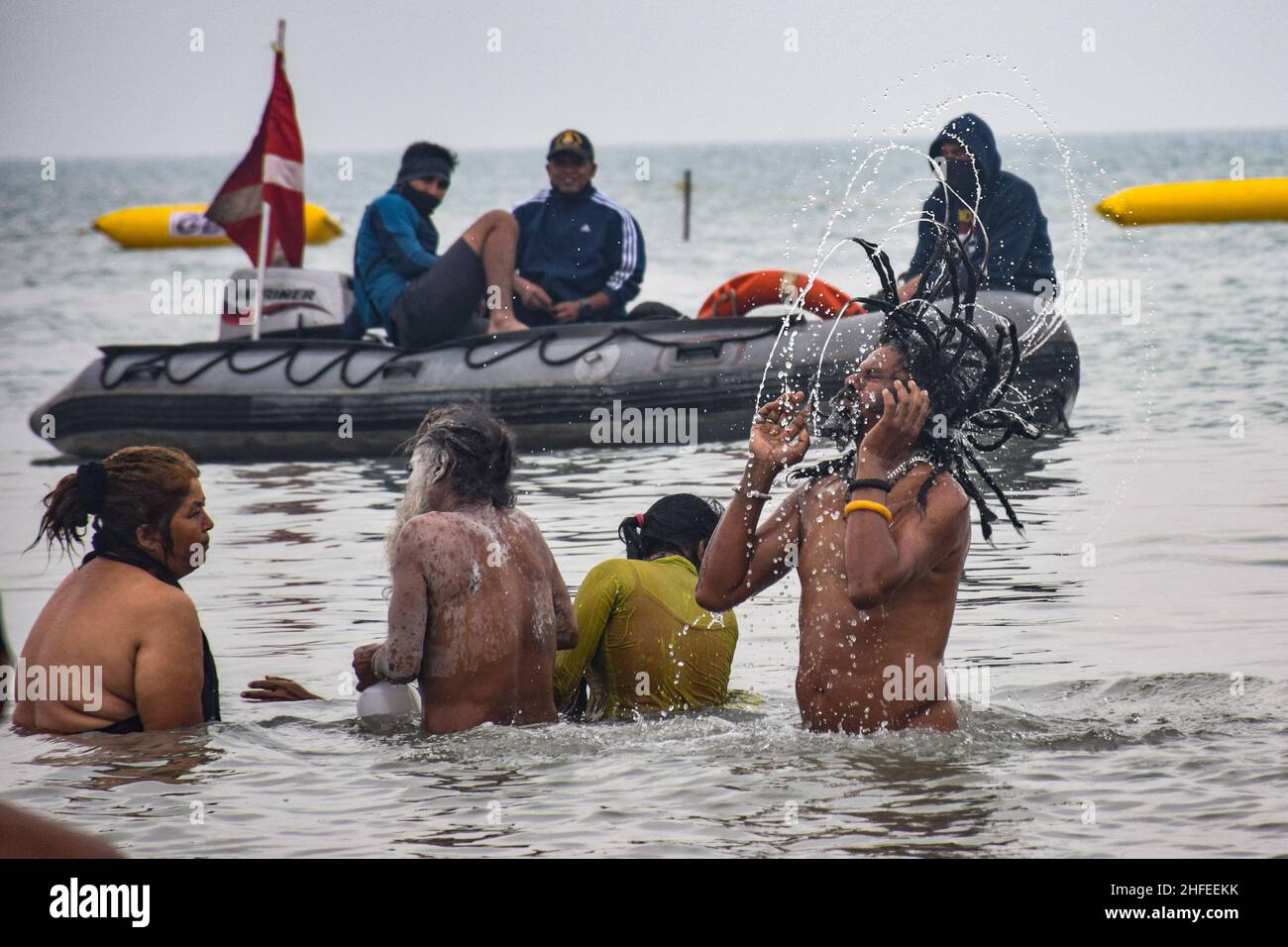 Eifrige Anhänger sahen während der Feier ein Bad im Meer nehmen. Gangasagar ist ein Ort der Hindu-Wallfahrt, wo jedes Jahr am Tag des Makar Sankranti, Hindus versammeln sich, um ein heiliges Bad an der Konvergenz des Flusses Ganga und der Bucht von Bengalen zu nehmen. Nach dem Eintauchen beten alle Pilger im Kapil Muni Tempel. (Foto von Tamal Shee / SOPA Images/Sipa USA) Stockfoto