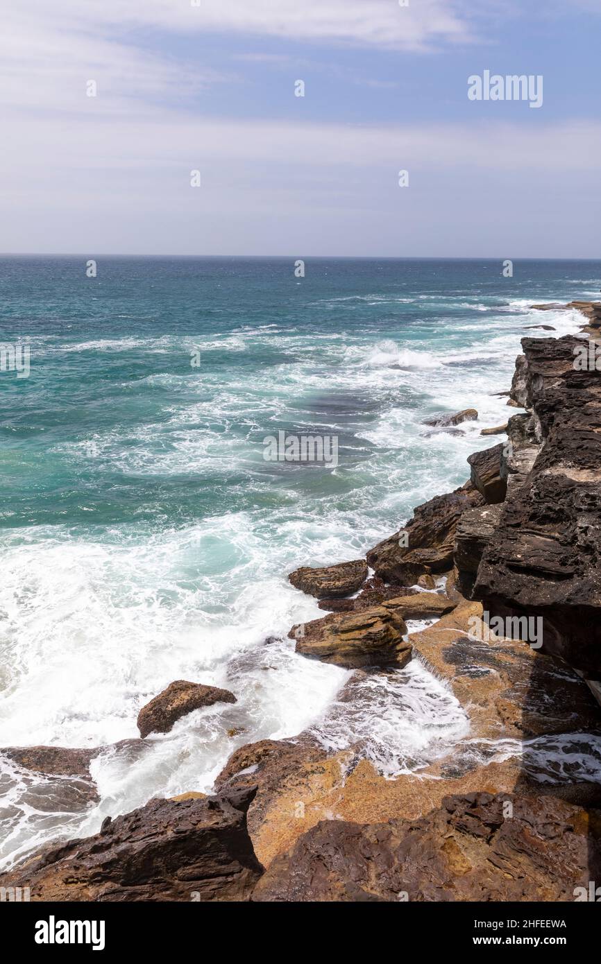 Curl Curl Boardwalk in Harry Eliffe Way umbenannt zwischen Curl Curl und Freshwater Sydney bietet dramatische Küstenansichten, Tsunami-Warnung heute veröffentlicht 22. januar Stockfoto