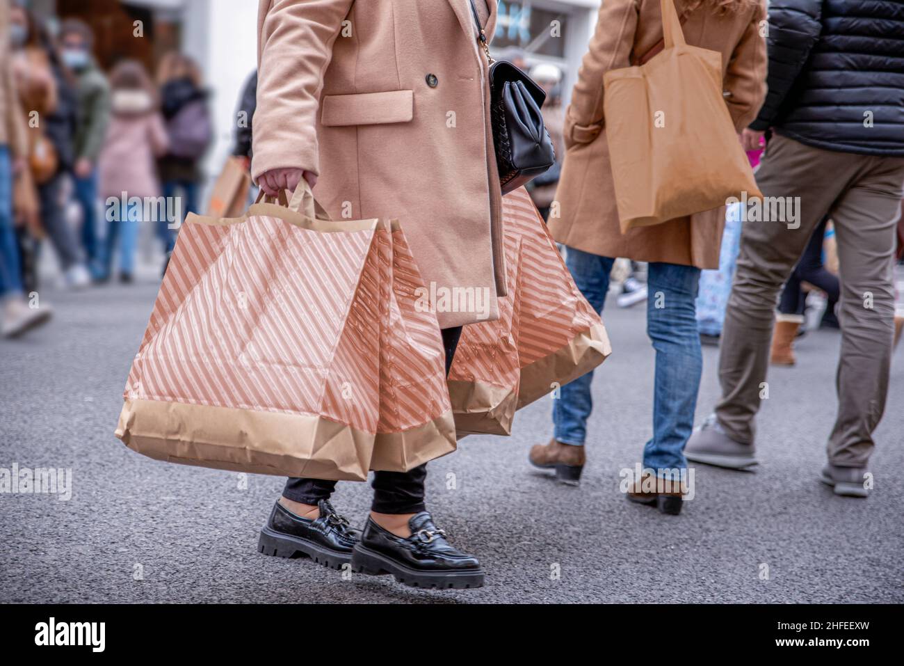 Konzept des Einkaufs im Verkauf, Person mit recycelten Papiertüten in der Verkaufssaison Stockfoto